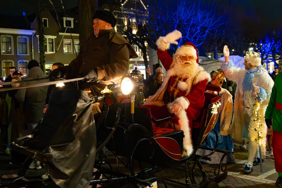 Arrenslee tijdens het event WinterglO'w Oisterwijk met Kerstman erop en kinderen die achter de slee aanlopen
