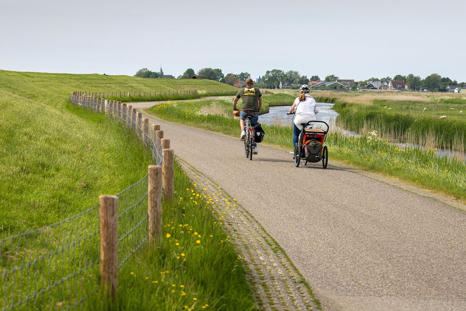 fietsen met wagentje achter fiets