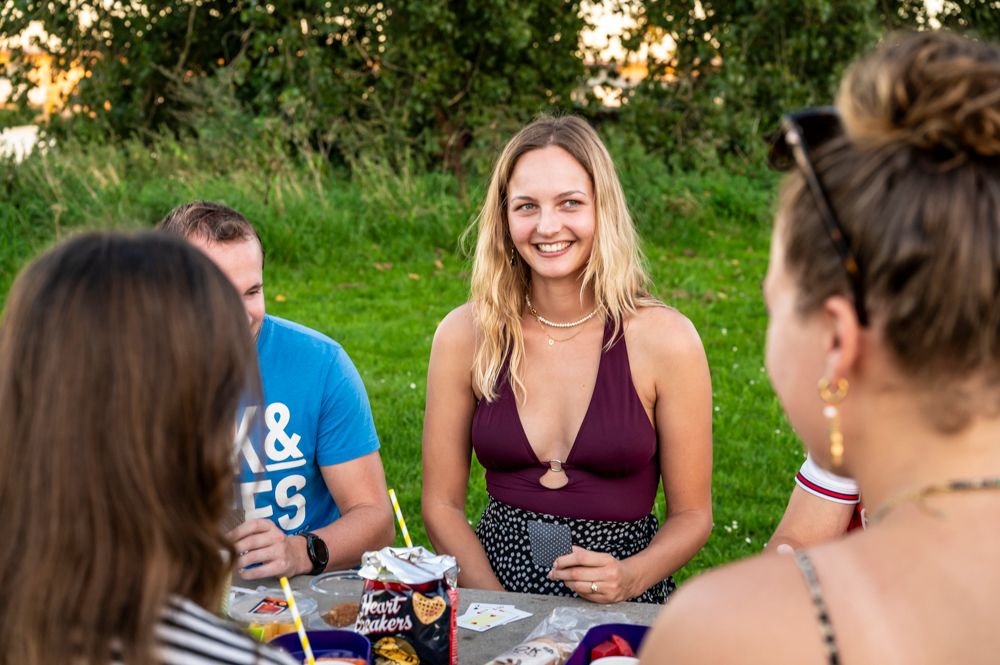 Jongeren op terras