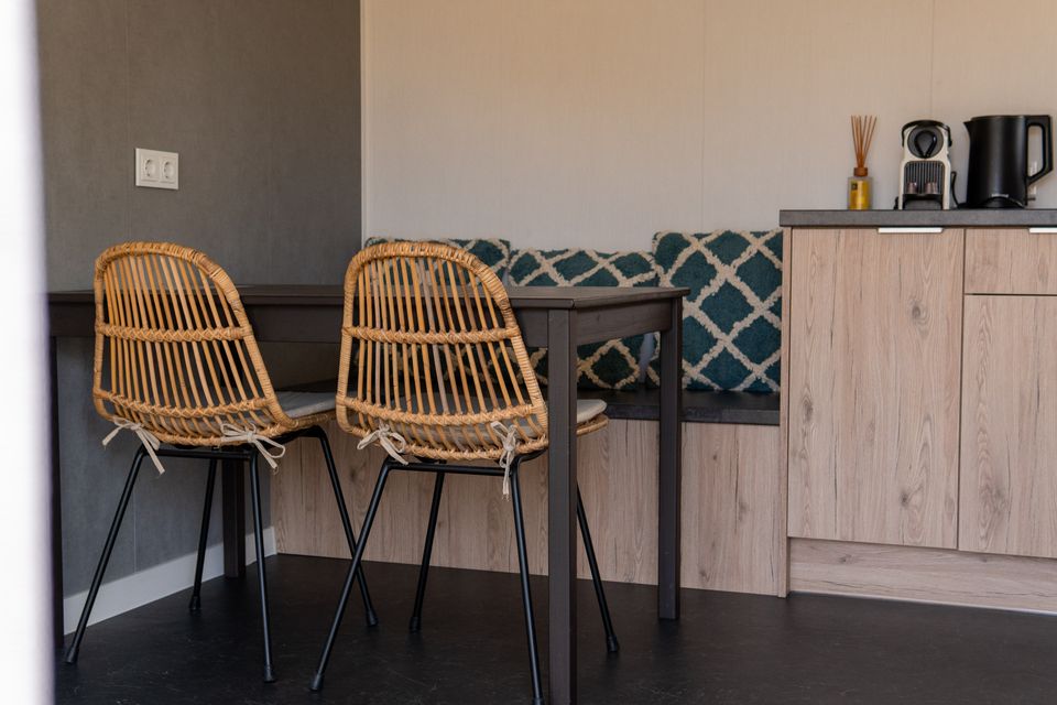 Esstisch in einem 4-Personen-Chalet auf dem Camping De Wulp in Noordwijk