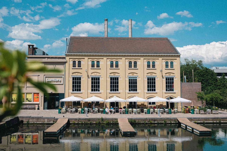 Lumiere gebouw voorkant terras water