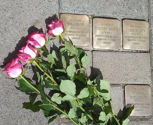 Bloemen bij WO2 gedenktekens in Geertruidenberg