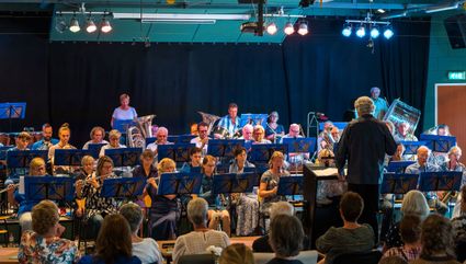 Muziekvereniging De Adelaar op het podium aan het werk