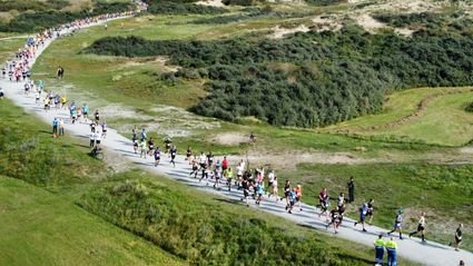 Foto van de halve marathon door de duinen