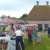 Zomermarkt met kramen en fabriek