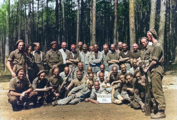 Groep mannen in 'pyjama'