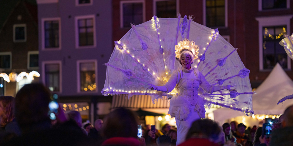 Theater mevrouw die rondloopt op de markt met mooie verlichting