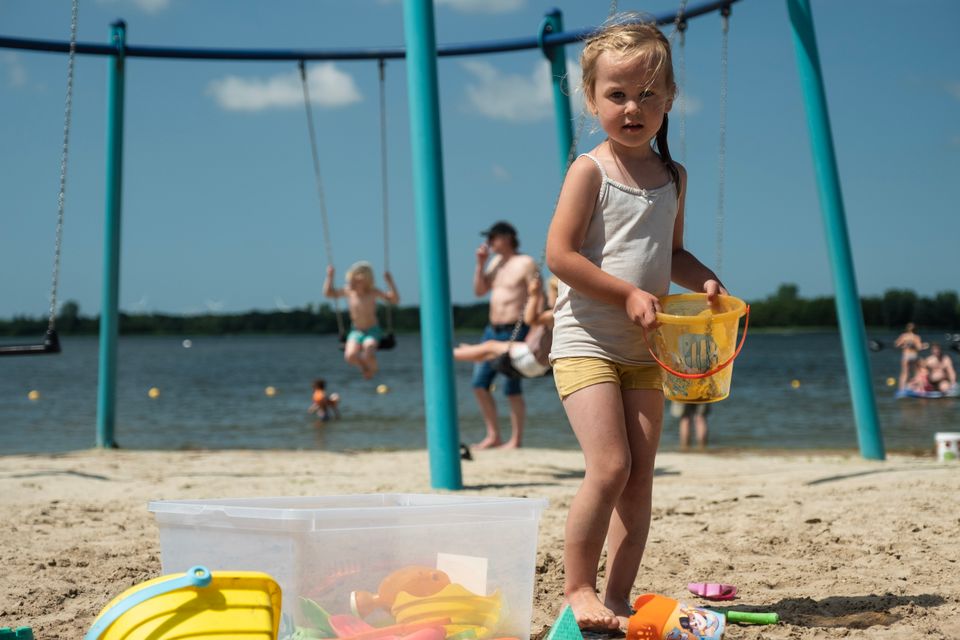 Meisje speelt in het zand.