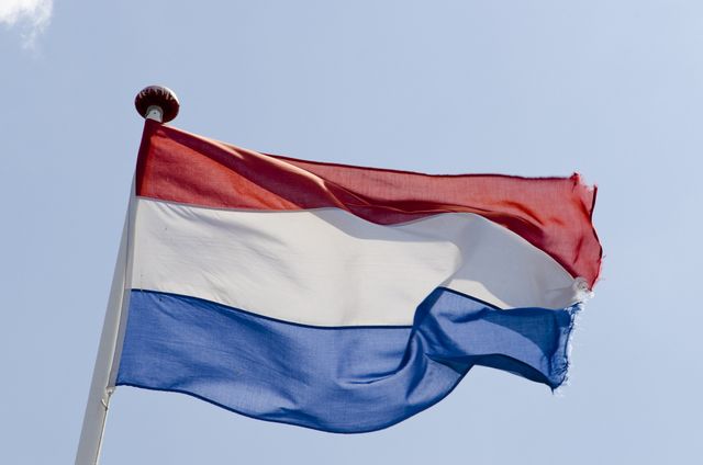 Nederlandse vlag met blauwe lucht