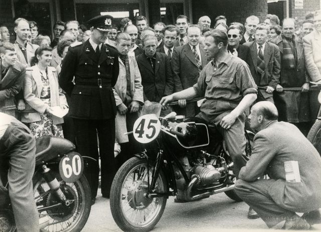Op de foto wordt de motor van coureur 45 gekeurd op het Veemarktterrein in Assen