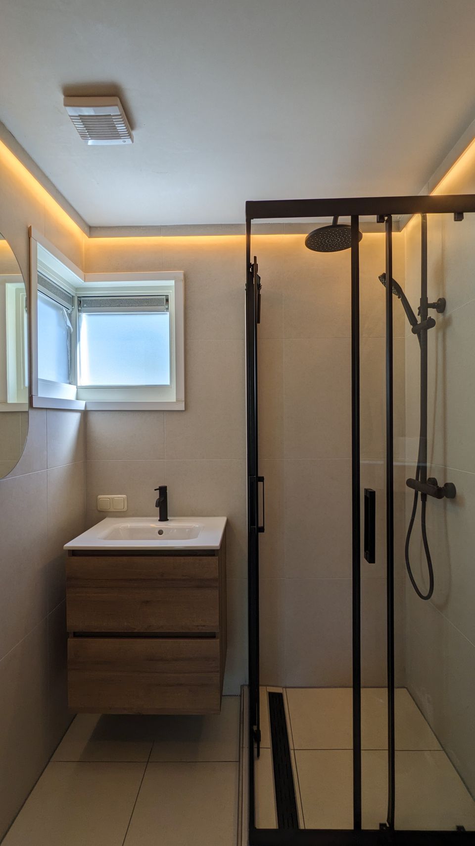 Luxus-Badezimmer mit Regendusche