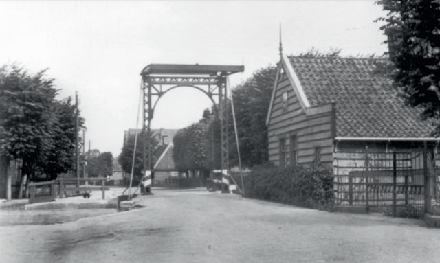 Een zwart-wit foto van de oude Kuiperijbrug in Oostzaan