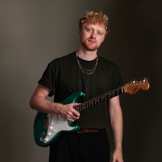 Rik Jasker met gitaar in zijn handen