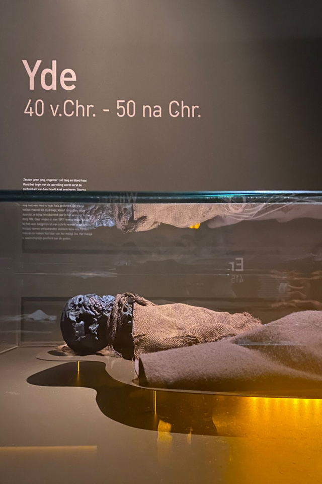 Veenlijk 'het meisje van Yde' in het Drents Museum.