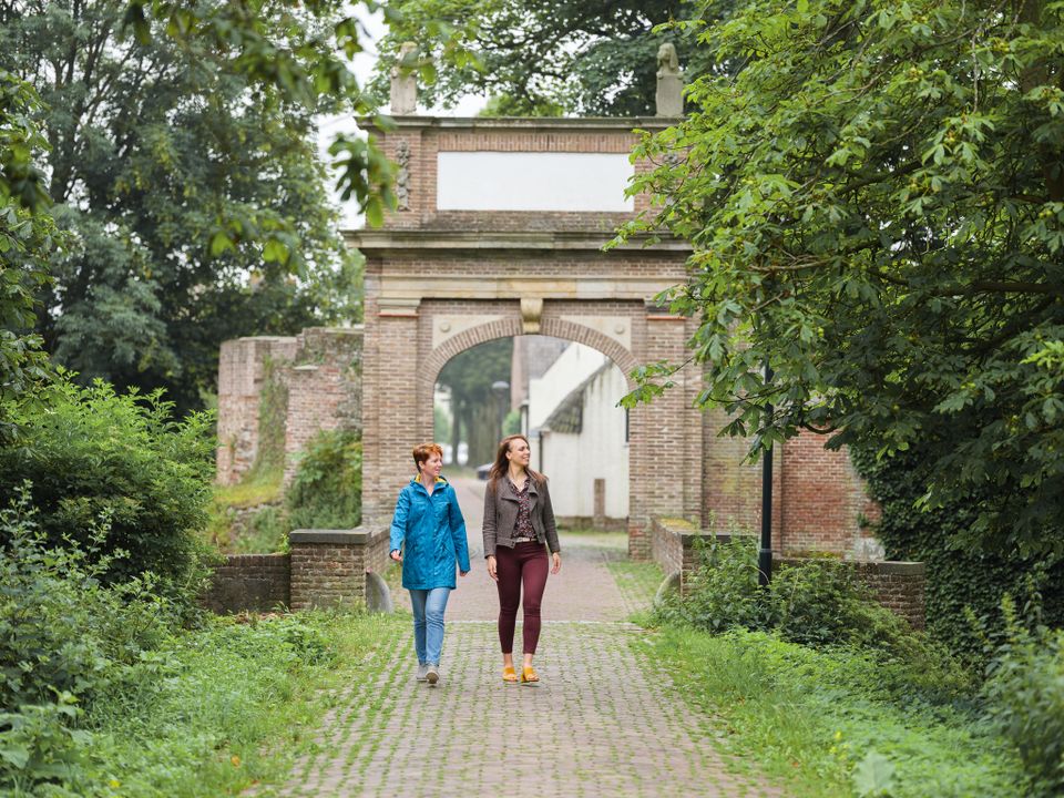 Foto van wandelaars bij de Hofpoort