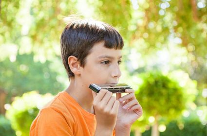 Mondharmonica jongen