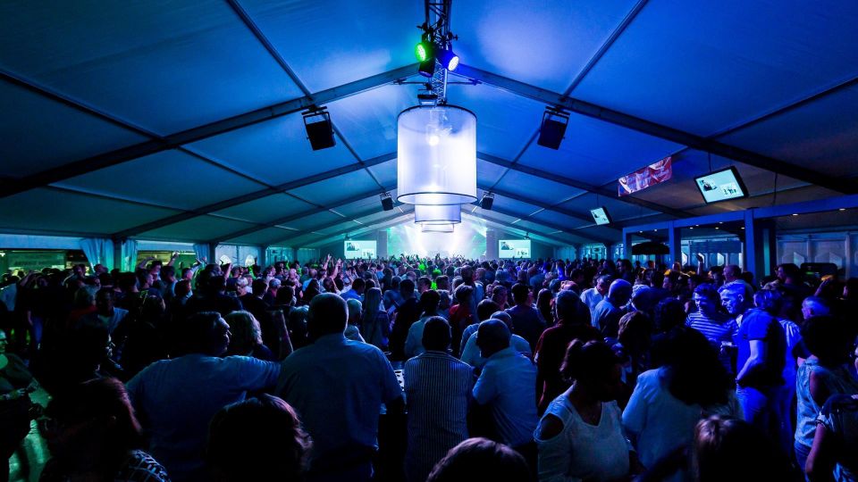 Foto van feestvierende mensen