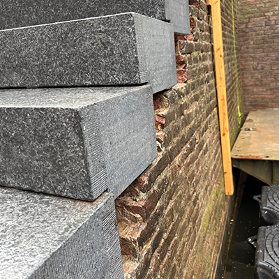 Traptreden op oude muur