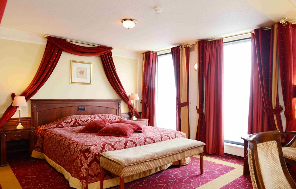 De Junior Suites bieden een stijlvolle en luxueuze inrichting en zijn voorzien van een bubbelbad.