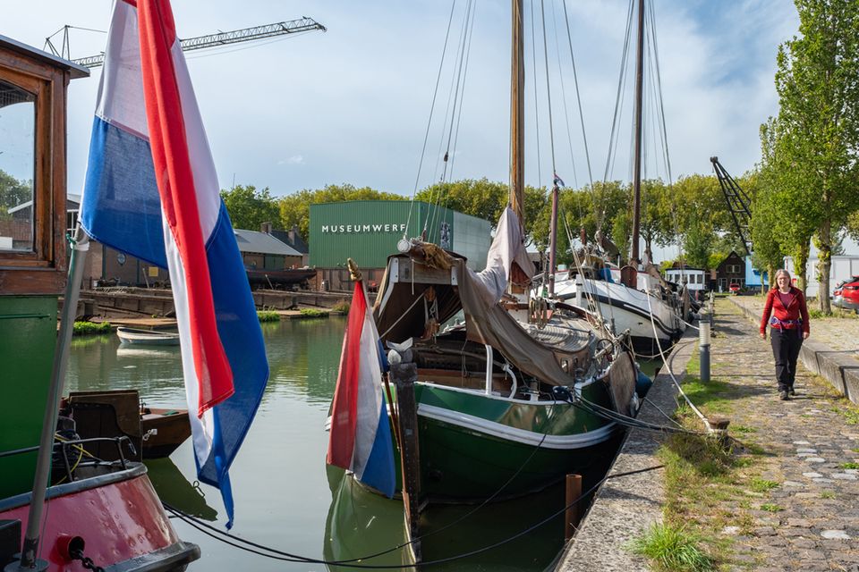 Wandelboswachter Ellen Luijks wandelt Haven Schippersdorp met historische schepen