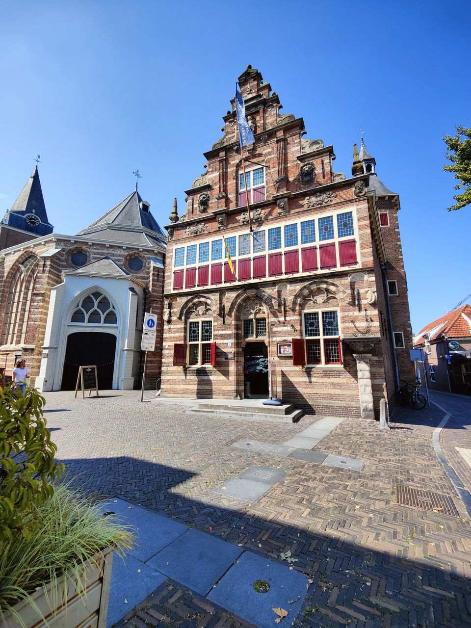 Historisch museum Stadsmuseum Woerden in Woerden, Groene Hart. Monumentaal pand met rijk versierde gevel aan het Kerkplein, naast de Petruskerk in de historische binnenstad van de vestingstad.