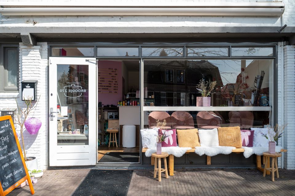 Broodje 270 gevel buitenzijde met klein terrasje