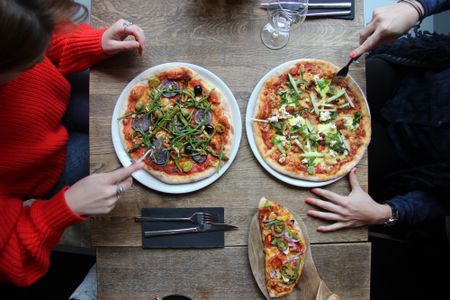 Pizza bij Woodstone Almere.