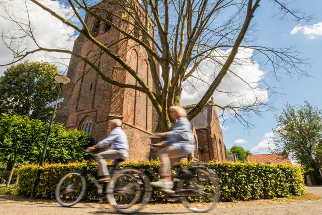 Liever fietsen? Maar liefst 10 Van Gogh fietsroutes nemen je mee door Eindhoven, Nuenen, Zundert, Etten-Leur, Tilburg, Breda, 's-Hertogenbosch en Helvoirt. Kies je favoriete route, bestel de Van Gogh fietskaarten of wandelkaarten en ontdek Brabant met niemand minder dan Vincent van Gogh als gids.