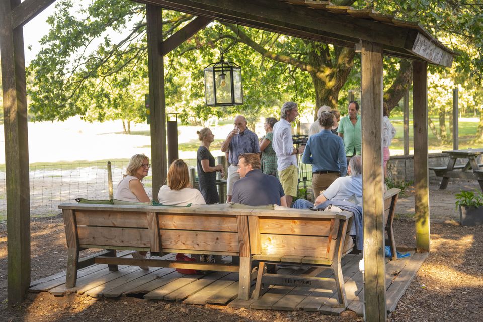 Mensen zitten op het terras van restaurant De Eendracht in Blaricum pal gelegen aan de heide.