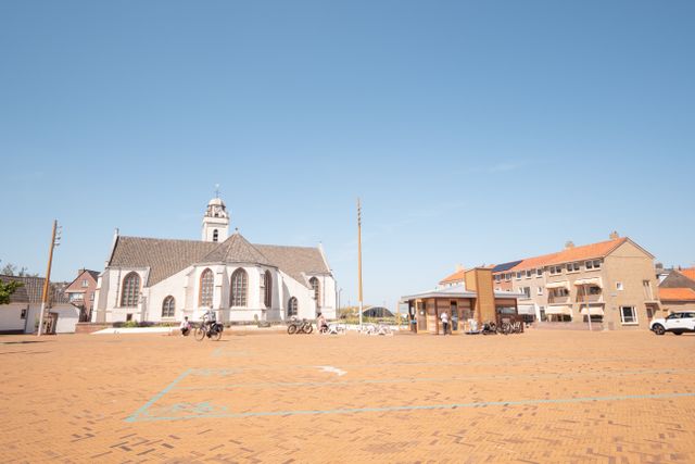 Andreasplein in Katwijk aan Zee, met op de achtergrond de Andreaskerk, ook wel de Witte Kerk genaamd.