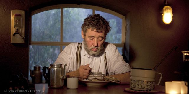 Gast van De Gerrithoeve aan tafel voor een boerderij stalraampje.