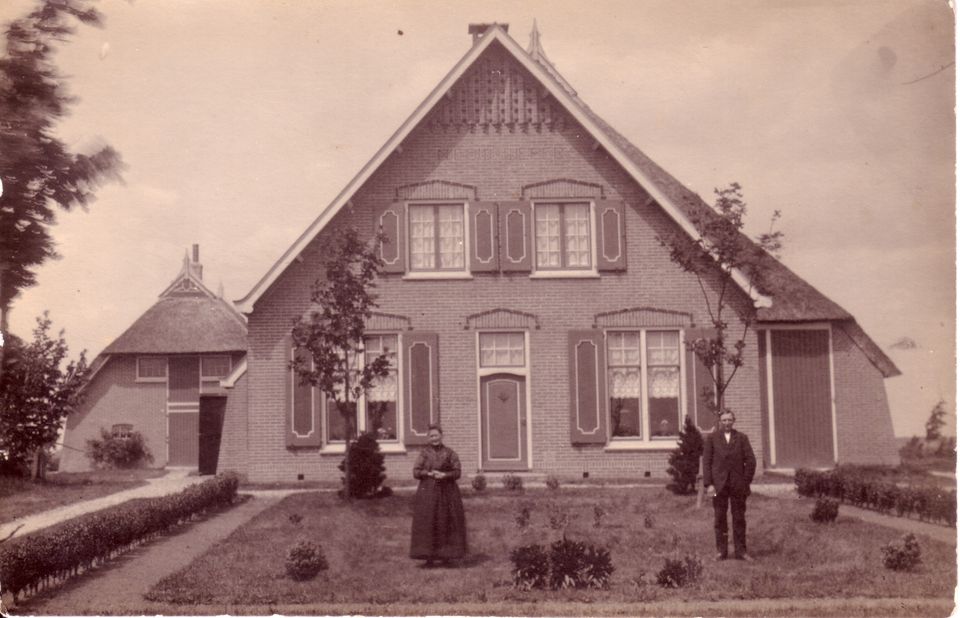 Trijntje Tiesinga en Hendrikus Vochteloo voor boerderij Nieuw Weper in 1928