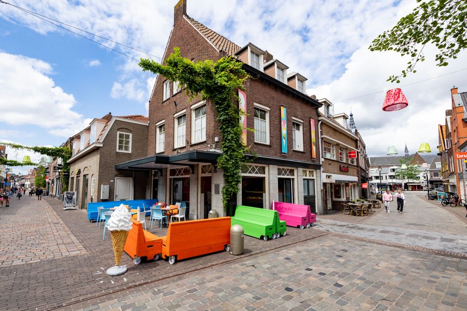 Ijscafé met gekleurde banken