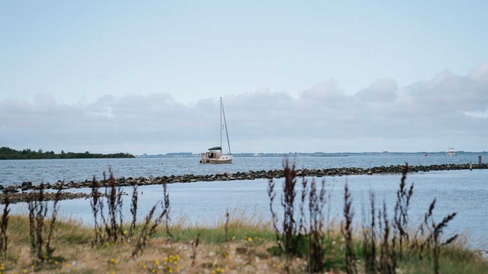 Zeilboot op de Grevelingen bij dagstrand Slikken van Flakkee