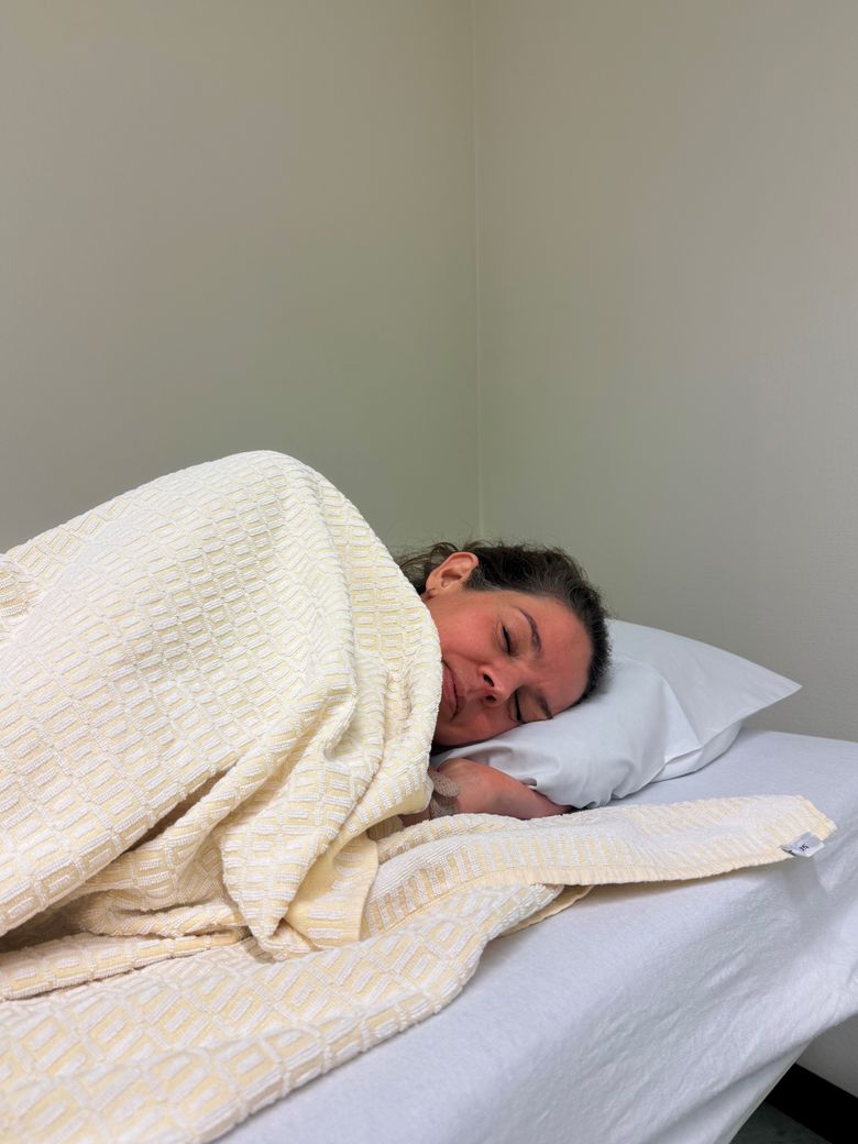 Foto van een vrouw die in bed ligt
