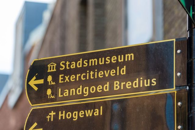 Bewegwijzering naar Stadsmuseum Woerden.