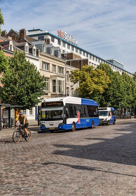 Sphinxkwartier Maastricht bushalte Arriva bussen en fietser