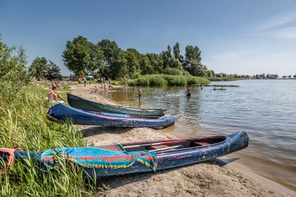 Strandje aldegeasterbrekken met kano's
