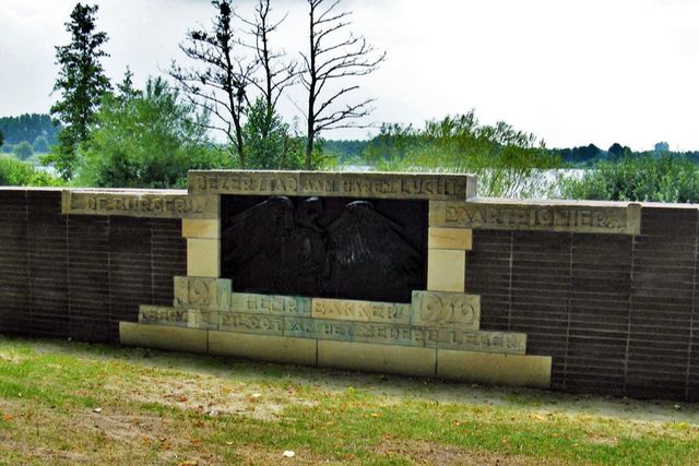 ​Het monument ter herinnering aan Henri Bakker.