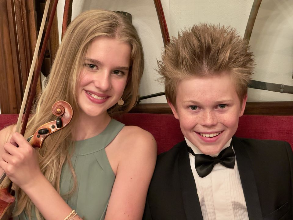 Twee jonge kinderen netjes gekleed