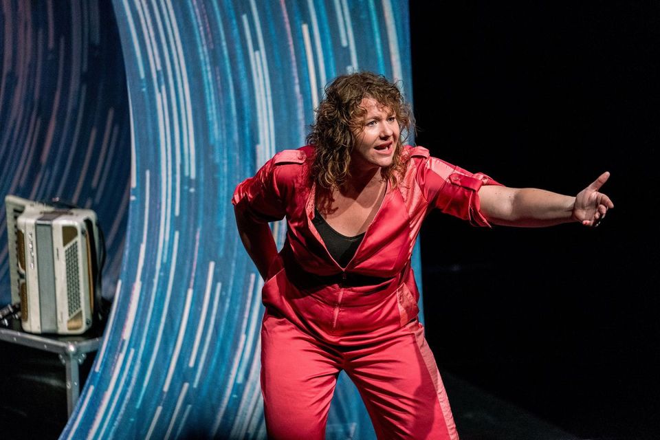 Een vrouw in een rood pak