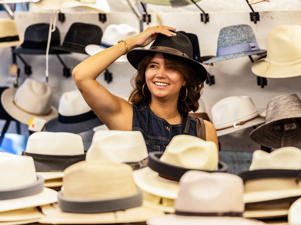 Chloe met hoeden op markt