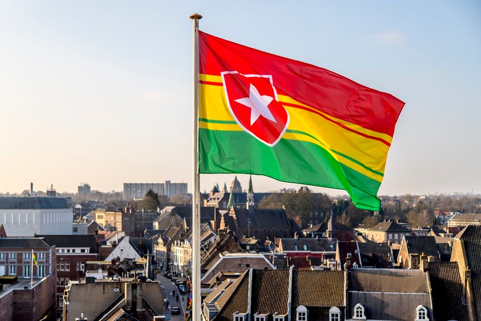 Carnavalsvlag met uitzicht over Maastricht