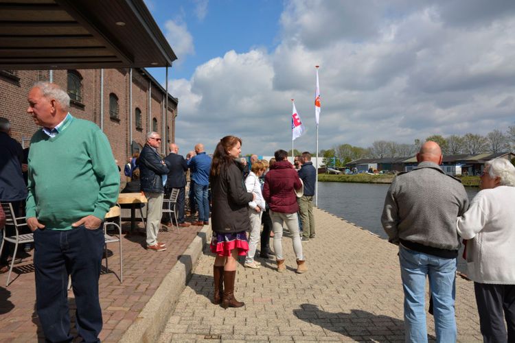 Foto van mensen bij de opening van het suikderpot in Standdaarbuiten tijdens een evenement