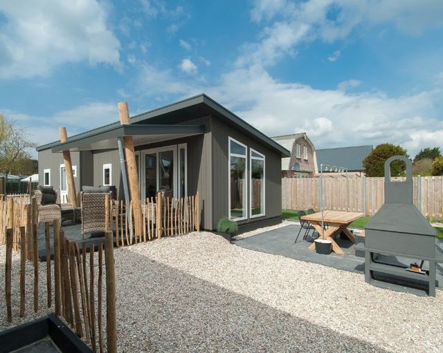 Chalet het Zand is een huisdiervrije woning. Ruime woonkamer met open keuken met alle gemakken voorzien om er een heerlijke maaltijd te kunnen maken. In deze woning kan geen extra kinderbed geplaatst worden.  Bij ons zijn bedhekjes te huur.