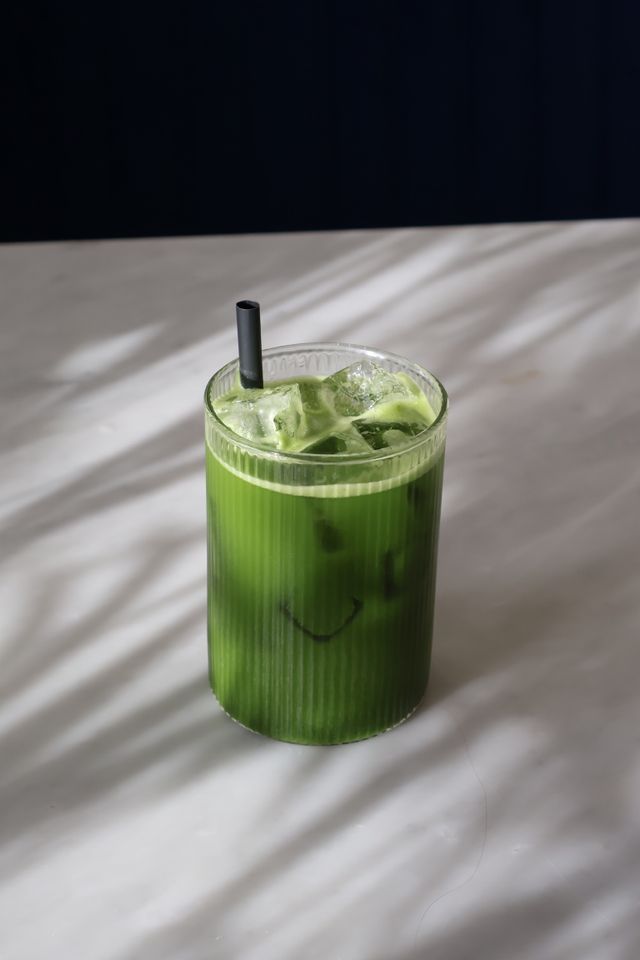 Iced matcha at Well in Breda, alongside specialty coffee, smoothies and fresh juices.