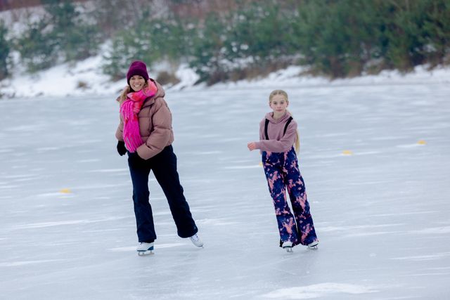 Vrouw en meisje schaatsend op de Zandenplas