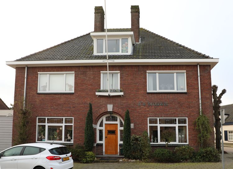 groot roodstenen huis in jaren 30 stijl