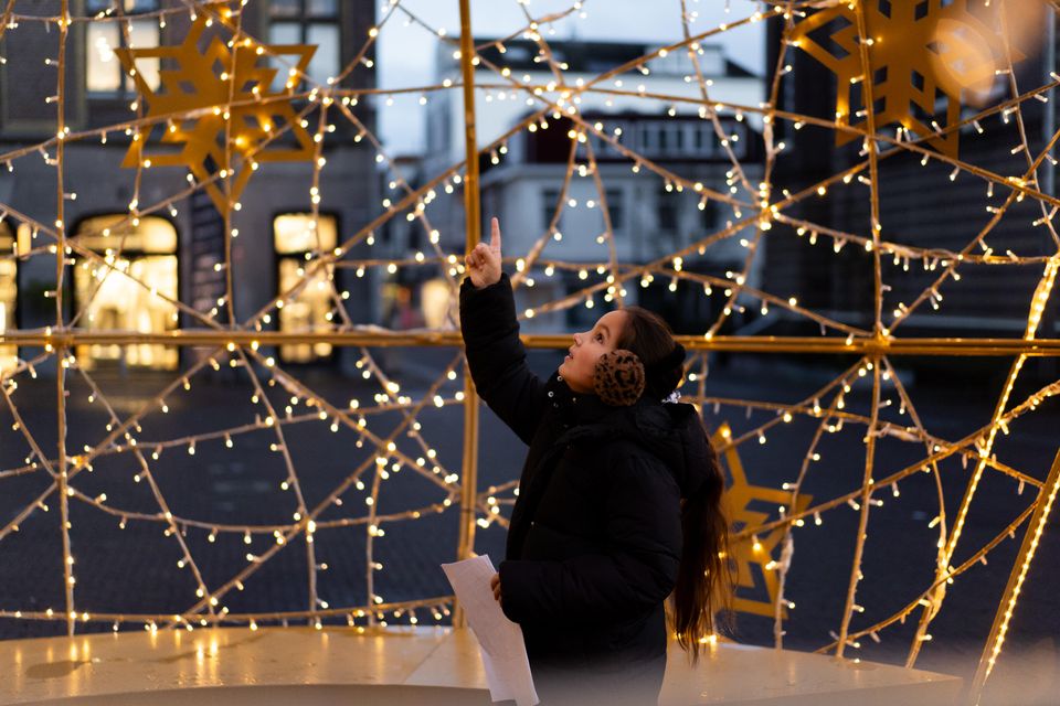 Meisje onder lichtjes