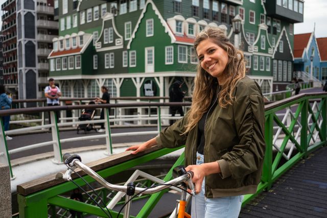 Foto van Amy op de fiets voor het inntel hotel